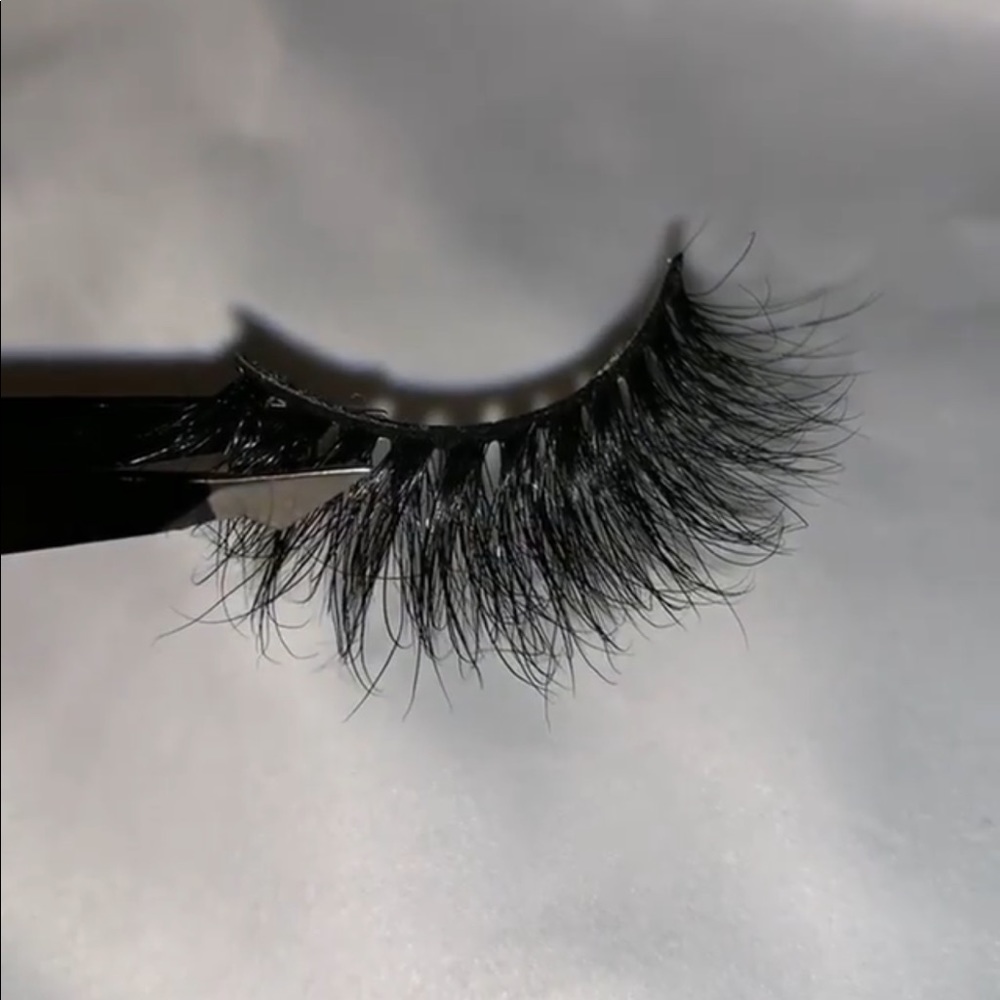 Unstoppable style strip lashes